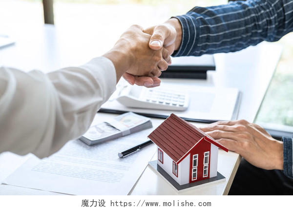 地产代理与客户在签订了房屋保险投资贷款团结握手企业团结团结人物合作平台商务人士合作握手